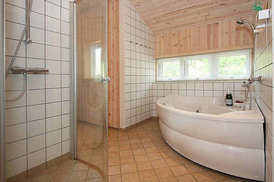 Large bathroom with jacuzzi - Strandparken 4